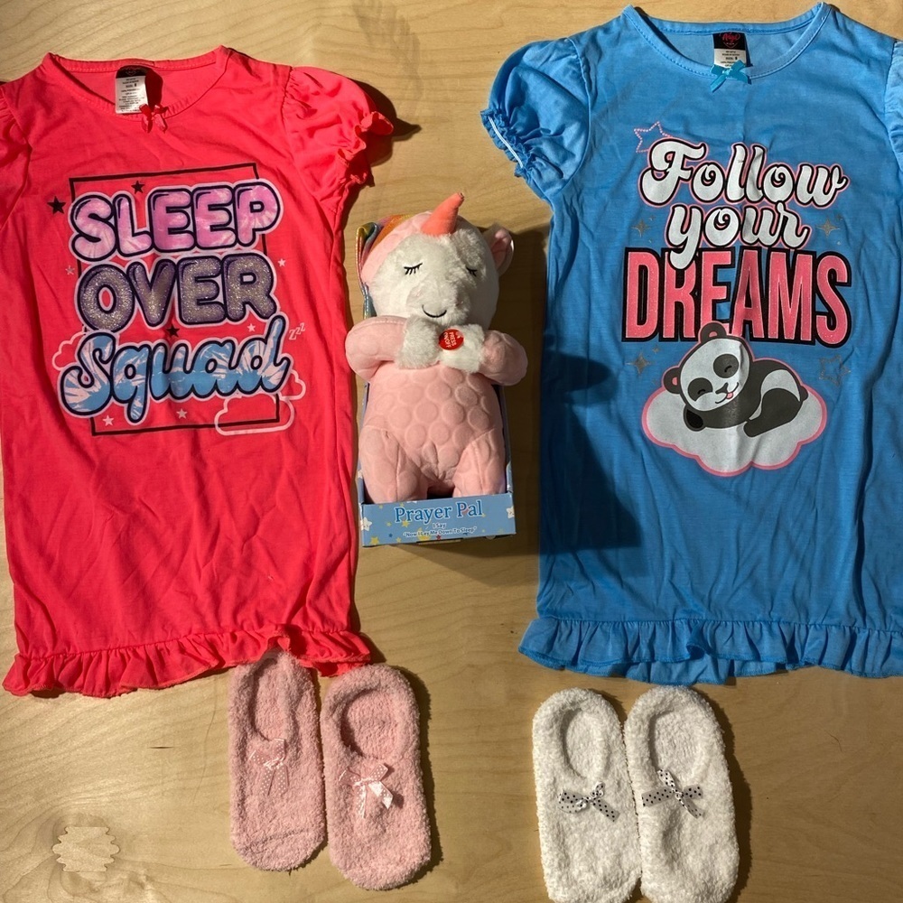 Girl’s Pajama Bundle with Plush size 8 (HU)